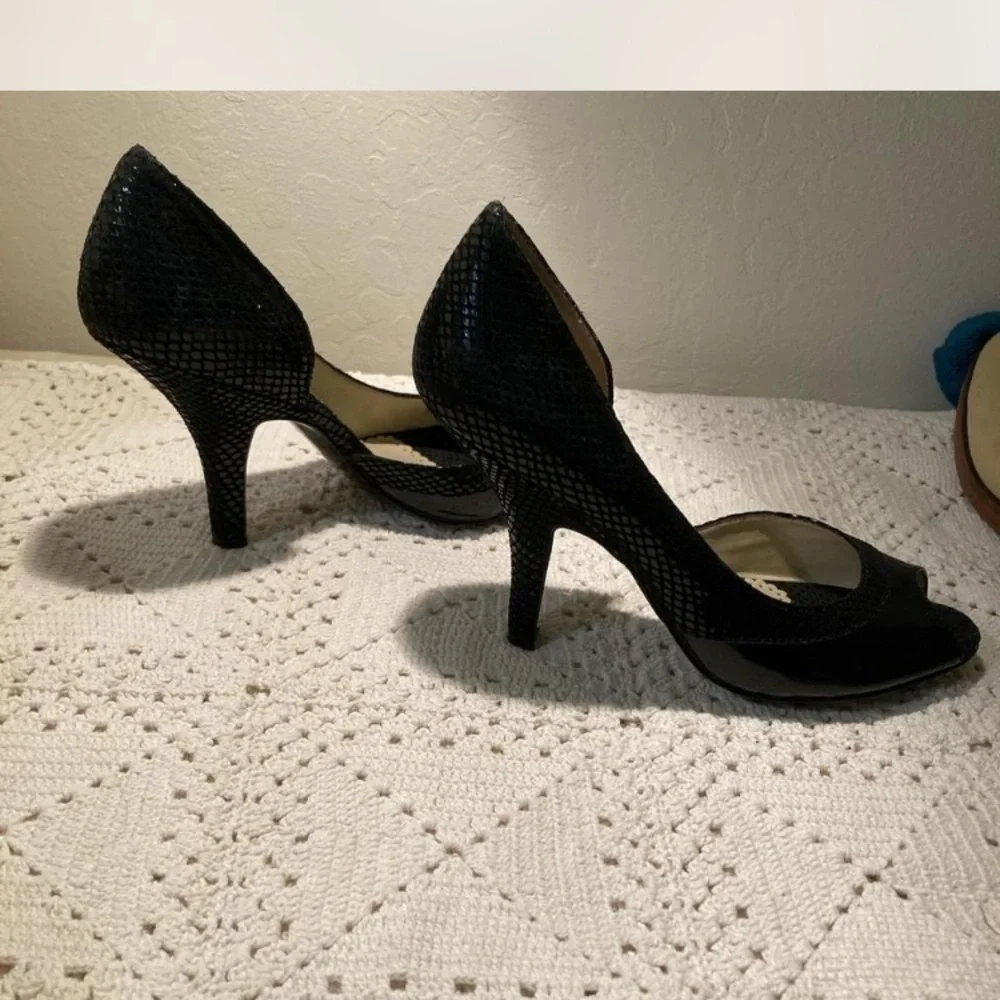 BCBG 2.5” black leather heels shoes size 7.5 like new